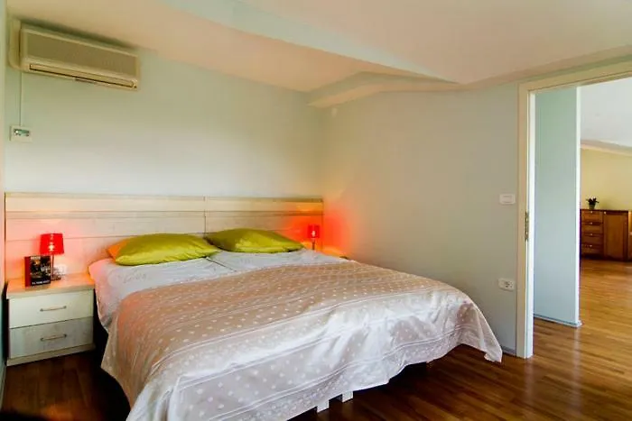 Hisa Posebne Sorte 4* Kodreti