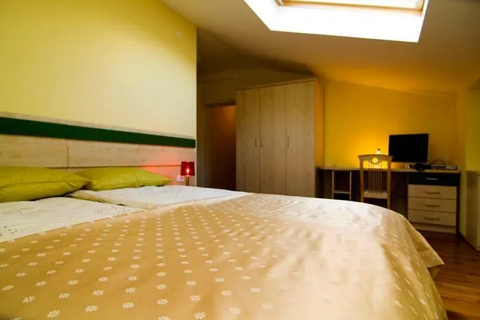 Hisa Posebne Sorte Konukevi 4*