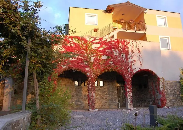 Hisa Posebne Sorte Konukevi 4*